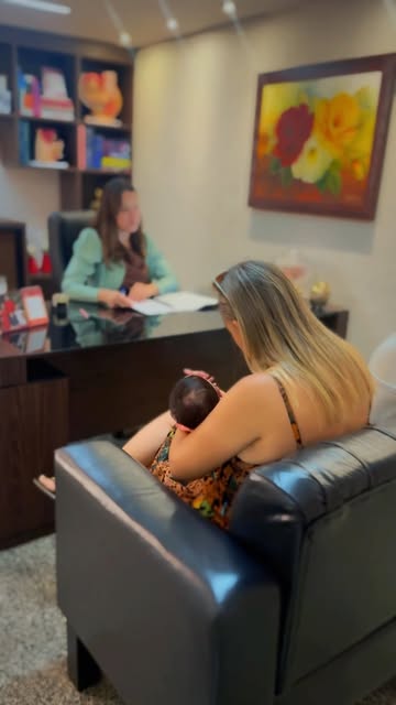 Paciente com bebê em consulta